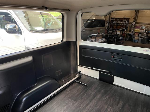 ハイエースバン スーパーＧＬ　ダークプライム　４型ローダウンカスタム　バッドフェイス　ＴＲＤグリル　２０インチアルミホイール　ＬＥＤライト＆フォグ　２インチダウン　スライドセカンドシート　フローリングパネル　荷室フィルム　スロコン　社外ナビ（69枚目）