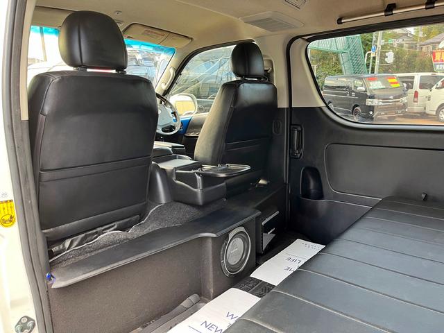 ハイエースバン スーパーＧＬ　ダークプライム　４型ローダウンカスタム　バッドフェイス　ＴＲＤグリル　２０インチアルミホイール　ＬＥＤライト＆フォグ　２インチダウン　スライドセカンドシート　フローリングパネル　荷室フィルム　スロコン　社外ナビ（72枚目）