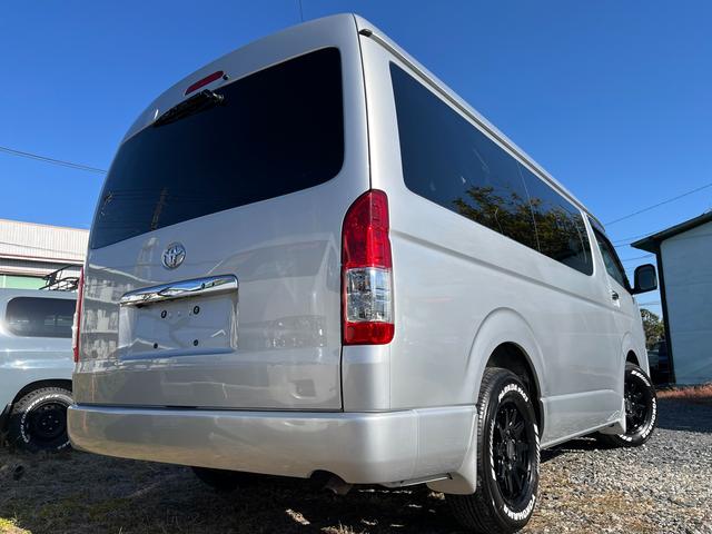 ハイエースワゴン ＧＬ　５型　１０人乗り　社外ナビ　バックカメラ　ＥＴＣ　トヨタセーフティセンス　１６インチアルミ　ウッド調インパネ　レザー調シートカバー　ダブル後席モニター　デジタルルームミラー式ドラレコ　スマートキー（5枚目）