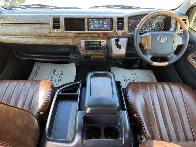 ハイエースワゴン ＧＬ　５型　１０人乗り　社外ナビ　バックカメラ　ＥＴＣ　トヨタセーフティセンス　１６インチアルミ　ウッド調インパネ　レザー調シートカバー　ダブル後席モニター　デジタルルームミラー式ドラレコ　スマートキー（7枚目）