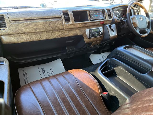 ハイエースワゴン ＧＬ　５型　１０人乗り　社外ナビ　バックカメラ　ＥＴＣ　トヨタセーフティセンス　１６インチアルミ　ウッド調インパネ　レザー調シートカバー　ダブル後席モニター　デジタルルームミラー式ドラレコ　スマートキー（8枚目）