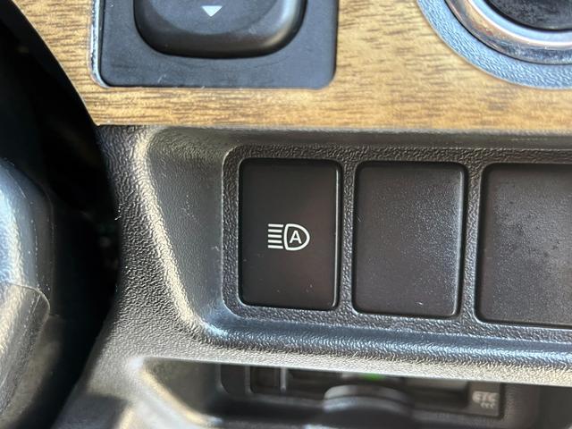 ハイエースワゴン ＧＬ　５型　１０人乗り　社外ナビ　バックカメラ　ＥＴＣ　トヨタセーフティセンス　１６インチアルミ　ウッド調インパネ　レザー調シートカバー　ダブル後席モニター　デジタルルームミラー式ドラレコ　スマートキー（17枚目）
