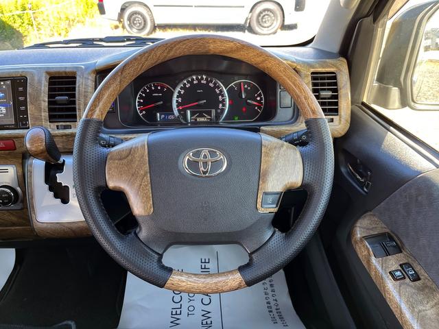 ハイエースワゴン ＧＬ　５型　１０人乗り　社外ナビ　バックカメラ　ＥＴＣ　トヨタセーフティセンス　１６インチアルミ　ウッド調インパネ　レザー調シートカバー　ダブル後席モニター　デジタルルームミラー式ドラレコ　スマートキー（20枚目）