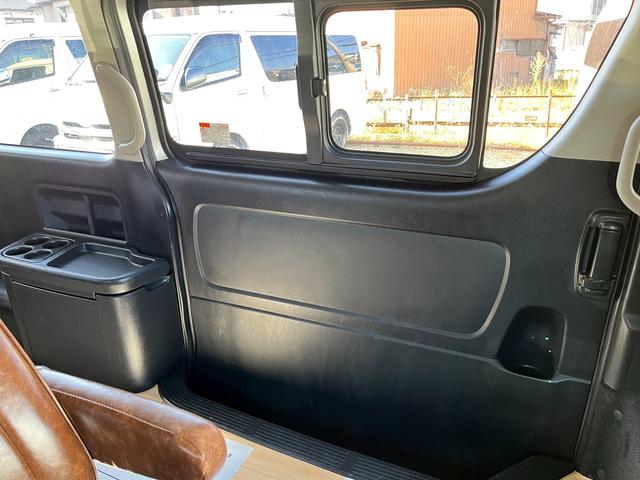 ハイエースワゴン ＧＬ　５型　１０人乗り　社外ナビ　バックカメラ　ＥＴＣ　トヨタセーフティセンス　１６インチアルミ　ウッド調インパネ　レザー調シートカバー　ダブル後席モニター　デジタルルームミラー式ドラレコ　スマートキー（64枚目）