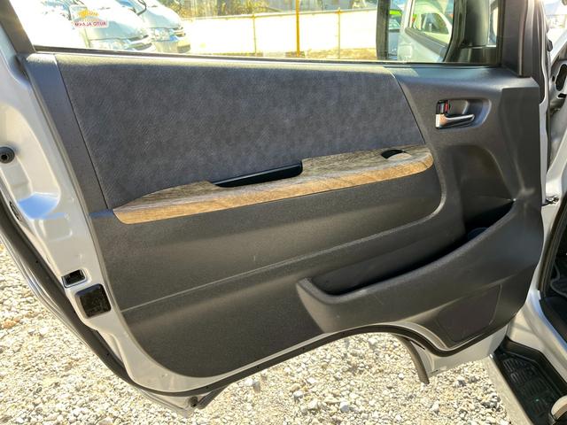 ハイエースワゴン ＧＬ　５型　１０人乗り　社外ナビ　バックカメラ　ＥＴＣ　トヨタセーフティセンス　１６インチアルミ　ウッド調インパネ　レザー調シートカバー　ダブル後席モニター　デジタルルームミラー式ドラレコ　スマートキー（76枚目）