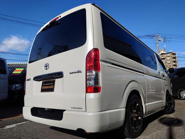 ハイエースバン スーパーGL ダークプライム 4型 3.0ディーゼルターボ 2インチローダウン 17インチアルミホイール フロントエアロ スライド窓 イージークローザー 木目調パネル 純正ナビフルセグTV バックカメラ ETC タイベル交換済み(5枚目)