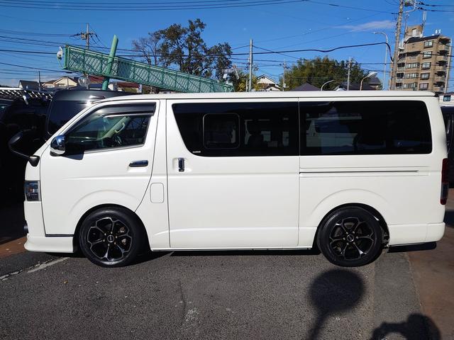 ハイエースバン スーパーGL ダークプライム 4型 3.0ディーゼルターボ 2インチローダウン 17インチアルミホイール フロントエアロ スライド窓 イージークローザー 木目調パネル 純正ナビフルセグTV バックカメラ ETC タイベル交換済み(6枚目)