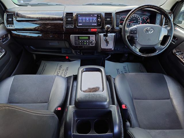 ハイエースバン スーパーGL ダークプライム 4型 3.0ディーゼルターボ 2インチローダウン 17インチアルミホイール フロントエアロ スライド窓 イージークローザー 木目調パネル 純正ナビフルセグTV バックカメラ ETC タイベル交換済み(7枚目)