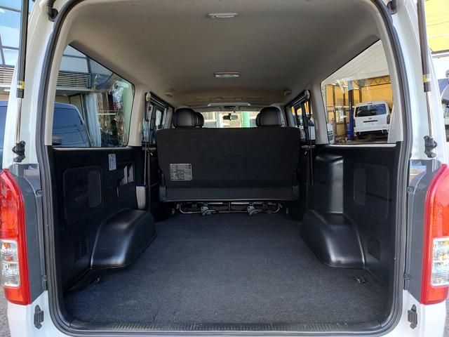 ハイエースバン スーパーGL ダークプライム 4型 3.0ディーゼルターボ 2インチローダウン 17インチアルミホイール フロントエアロ スライド窓 イージークローザー 木目調パネル 純正ナビフルセグTV バックカメラ ETC タイベル交換済み(10枚目)