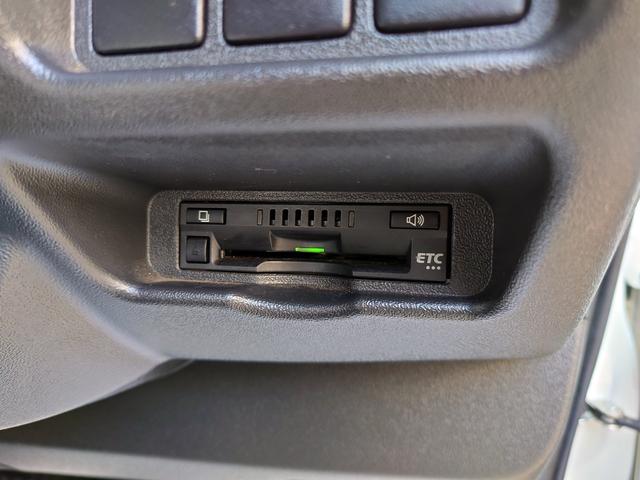 ハイエースバン スーパーGL ダークプライム 4型 3.0ディーゼルターボ 2インチローダウン 17インチアルミホイール フロントエアロ スライド窓 イージークローザー 木目調パネル 純正ナビフルセグTV バックカメラ ETC タイベル交換済み(19枚目)