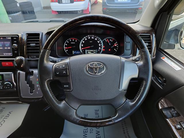 ハイエースバン スーパーGL ダークプライム 4型 3.0ディーゼルターボ 2インチローダウン 17インチアルミホイール フロントエアロ スライド窓 イージークローザー 木目調パネル 純正ナビフルセグTV バックカメラ ETC タイベル交換済み(23枚目)