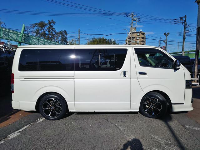 ハイエースバン スーパーGL ダークプライム 4型 3.0ディーゼルターボ 2インチローダウン 17インチアルミホイール フロントエアロ スライド窓 イージークローザー 木目調パネル 純正ナビフルセグTV バックカメラ ETC タイベル交換済み(40枚目)