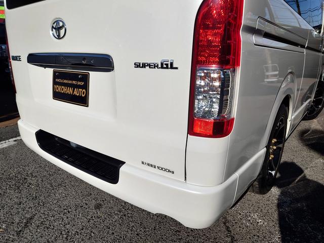 ハイエースバン スーパーGL ダークプライム 4型 3.0ディーゼルターボ 2インチローダウン 17インチアルミホイール フロントエアロ スライド窓 イージークローザー 木目調パネル 純正ナビフルセグTV バックカメラ ETC タイベル交換済み(43枚目)