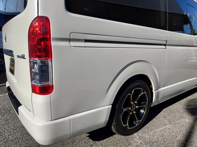 ハイエースバン スーパーGL ダークプライム 4型 3.0ディーゼルターボ 2インチローダウン 17インチアルミホイール フロントエアロ スライド窓 イージークローザー 木目調パネル 純正ナビフルセグTV バックカメラ ETC タイベル交換済み(47枚目)