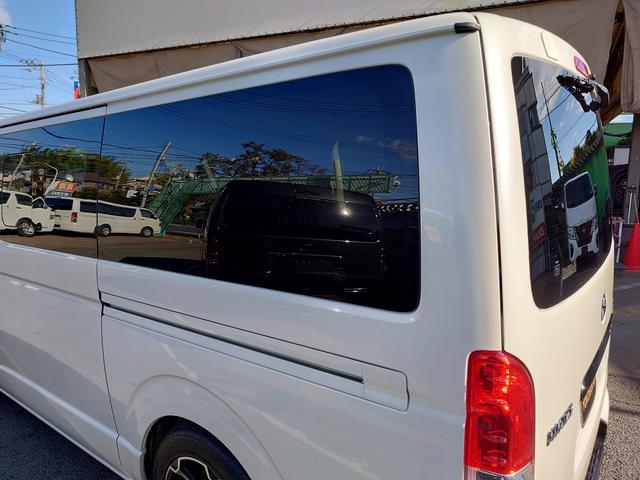 ハイエースバン スーパーGL ダークプライム 4型 3.0ディーゼルターボ 2インチローダウン 17インチアルミホイール フロントエアロ スライド窓 イージークローザー 木目調パネル 純正ナビフルセグTV バックカメラ ETC タイベル交換済み(48枚目)