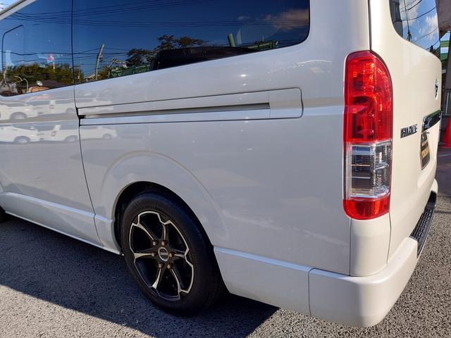 ハイエースバン スーパーGL ダークプライム 4型 3.0ディーゼルターボ 2インチローダウン 17インチアルミホイール フロントエアロ スライド窓 イージークローザー 木目調パネル 純正ナビフルセグTV バックカメラ ETC タイベル交換済み(49枚目)