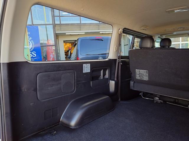 ハイエースバン スーパーGL ダークプライム 4型 3.0ディーゼルターボ 2インチローダウン 17インチアルミホイール フロントエアロ スライド窓 イージークローザー 木目調パネル 純正ナビフルセグTV バックカメラ ETC タイベル交換済み(59枚目)