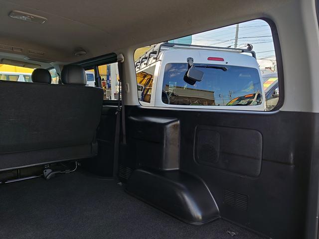 ハイエースバン スーパーGL ダークプライム 4型 3.0ディーゼルターボ 2インチローダウン 17インチアルミホイール フロントエアロ スライド窓 イージークローザー 木目調パネル 純正ナビフルセグTV バックカメラ ETC タイベル交換済み(60枚目)