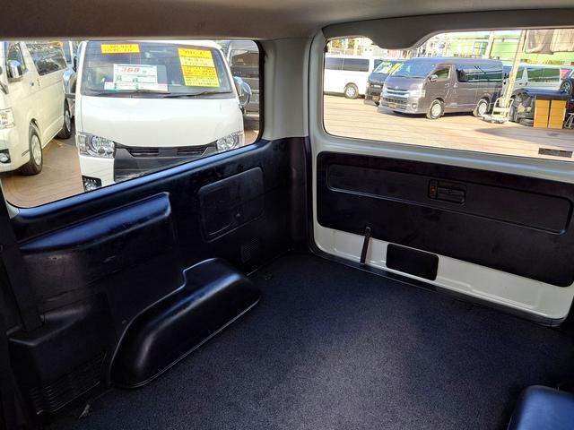 ハイエースバン スーパーGL ダークプライム 4型 3.0ディーゼルターボ 2インチローダウン 17インチアルミホイール フロントエアロ スライド窓 イージークローザー 木目調パネル 純正ナビフルセグTV バックカメラ ETC タイベル交換済み(62枚目)