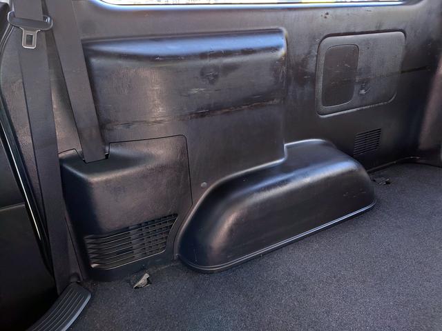 ハイエースバン スーパーGL ダークプライム 4型 3.0ディーゼルターボ 2インチローダウン 17インチアルミホイール フロントエアロ スライド窓 イージークローザー 木目調パネル 純正ナビフルセグTV バックカメラ ETC タイベル交換済み(63枚目)