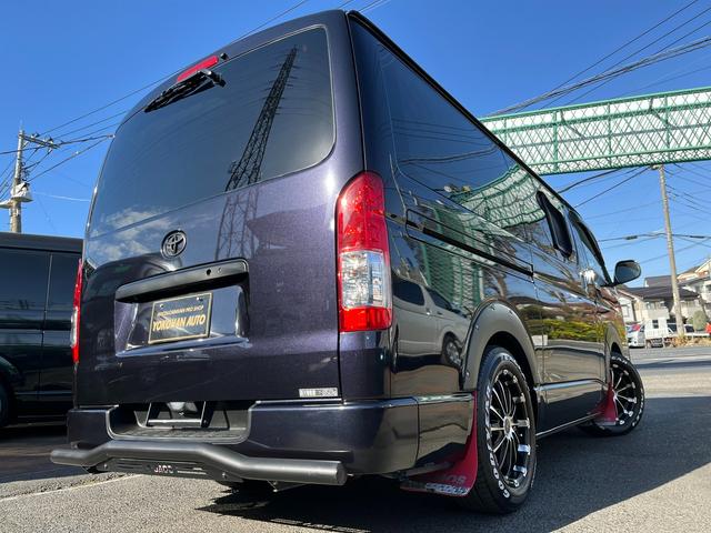 ハイエースバン スーパーＧＬ　ダークプライム　４型　ディーゼル　社外ナビ　ベッドキット　内装カスタム　ソーラーパネル　サブバッテリー　ＦＦヒーター　レカロシート　オーリンズＲサス　足回り改　バッドフェイス　２インチダウン　スライド式セカンドシート（5枚目）