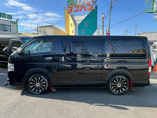 ハイエースバン スーパーＧＬ　ダークプライム　４型　ディーゼル　社外ナビ　ベッドキット　内装カスタム　ソーラーパネル　サブバッテリー　ＦＦヒーター　レカロシート　オーリンズＲサス　足回り改　バッドフェイス　２インチダウン　スライド式セカンドシート（6枚目）