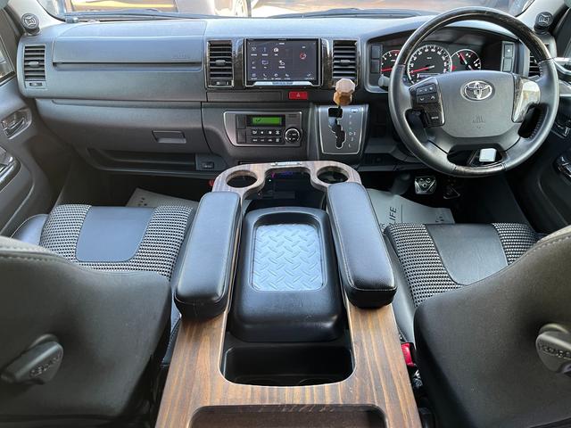 ハイエースバン スーパーＧＬ　ダークプライム　４型　ディーゼル　社外ナビ　ベッドキット　内装カスタム　ソーラーパネル　サブバッテリー　ＦＦヒーター　レカロシート　オーリンズＲサス　足回り改　バッドフェイス　２インチダウン　スライド式セカンドシート（7枚目）