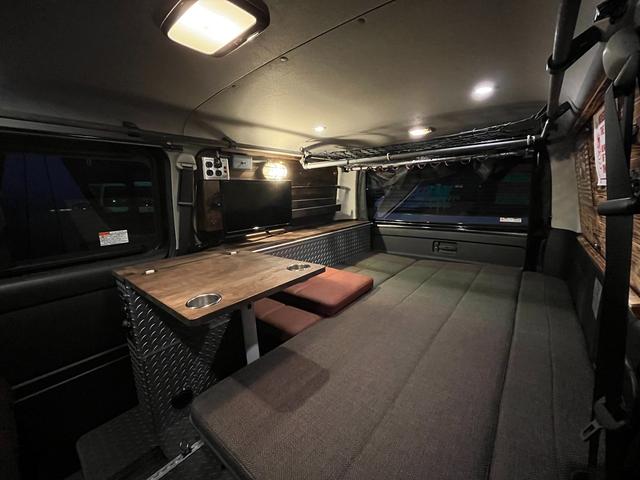 ハイエースバン スーパーＧＬ　ダークプライム　４型　ディーゼル　社外ナビ　ベッドキット　内装カスタム　ソーラーパネル　サブバッテリー　ＦＦヒーター　レカロシート　オーリンズＲサス　足回り改　バッドフェイス　２インチダウン　スライド式セカンドシート（8枚目）