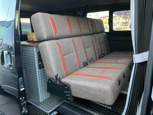 ハイエースバン スーパーＧＬ　ダークプライム　４型　ディーゼル　社外ナビ　ベッドキット　内装カスタム　ソーラーパネル　サブバッテリー　ＦＦヒーター　レカロシート　オーリンズＲサス　足回り改　バッドフェイス　２インチダウン　スライド式セカンドシート（9枚目）