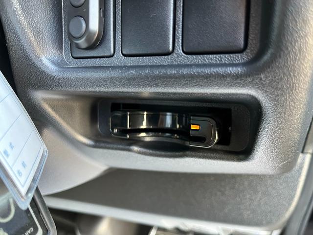 ハイエースバン スーパーＧＬ　ダークプライム　４型　ディーゼル　社外ナビ　ベッドキット　内装カスタム　ソーラーパネル　サブバッテリー　ＦＦヒーター　レカロシート　オーリンズＲサス　足回り改　バッドフェイス　２インチダウン　スライド式セカンドシート（22枚目）