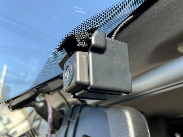 ハイエースバン スーパーＧＬ　ダークプライム　４型　ディーゼル　社外ナビ　ベッドキット　内装カスタム　ソーラーパネル　サブバッテリー　ＦＦヒーター　レカロシート　オーリンズＲサス　足回り改　バッドフェイス　２インチダウン　スライド式セカンドシート（27枚目）