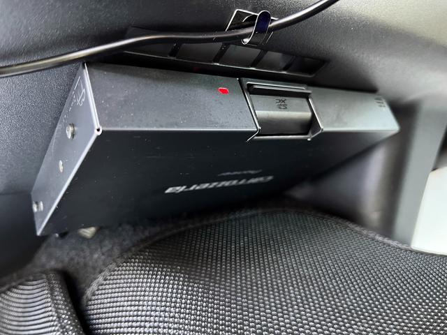 ハイエースバン スーパーＧＬ　ダークプライム　４型　ディーゼル　社外ナビ　ベッドキット　内装カスタム　ソーラーパネル　サブバッテリー　ＦＦヒーター　レカロシート　オーリンズＲサス　足回り改　バッドフェイス　２インチダウン　スライド式セカンドシート（28枚目）