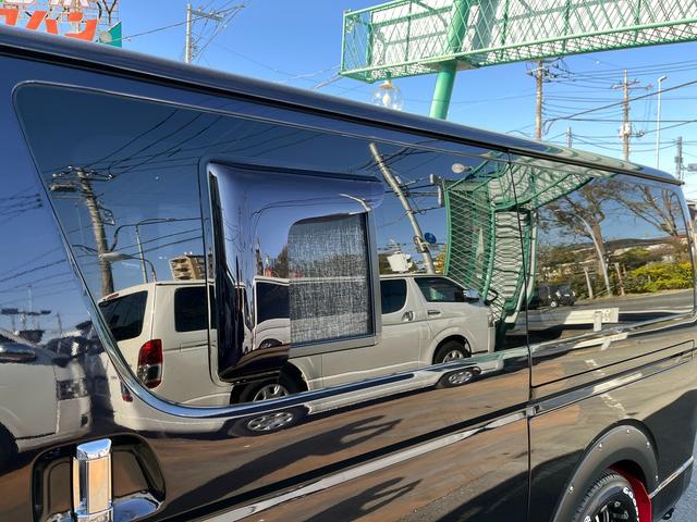 ハイエースバン スーパーＧＬ　ダークプライム　４型　ディーゼル　社外ナビ　ベッドキット　内装カスタム　ソーラーパネル　サブバッテリー　ＦＦヒーター　レカロシート　オーリンズＲサス　足回り改　バッドフェイス　２インチダウン　スライド式セカンドシート（40枚目）