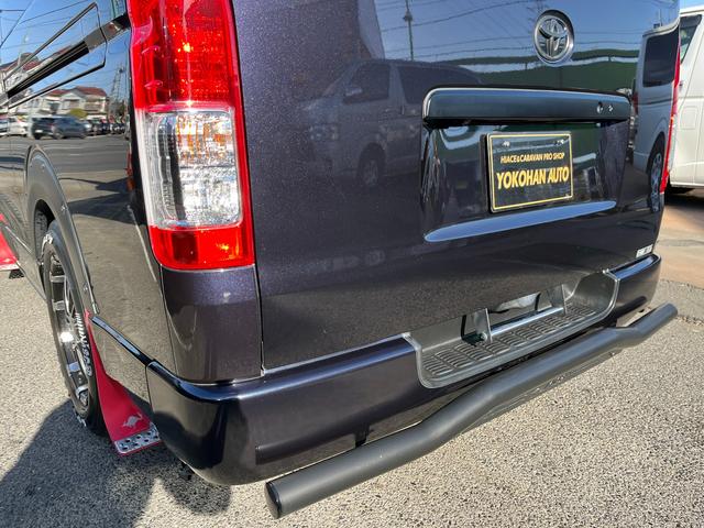 ハイエースバン スーパーＧＬ　ダークプライム　４型　ディーゼル　社外ナビ　ベッドキット　内装カスタム　ソーラーパネル　サブバッテリー　ＦＦヒーター　レカロシート　オーリンズＲサス　足回り改　バッドフェイス　２インチダウン　スライド式セカンドシート（50枚目）
