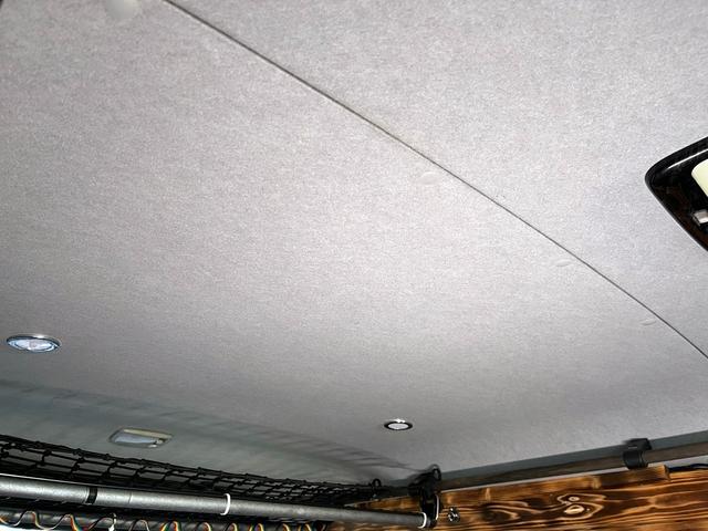 ハイエースバン スーパーＧＬ　ダークプライム　４型　ディーゼル　社外ナビ　ベッドキット　内装カスタム　ソーラーパネル　サブバッテリー　ＦＦヒーター　レカロシート　オーリンズＲサス　足回り改　バッドフェイス　２インチダウン　スライド式セカンドシート（60枚目）