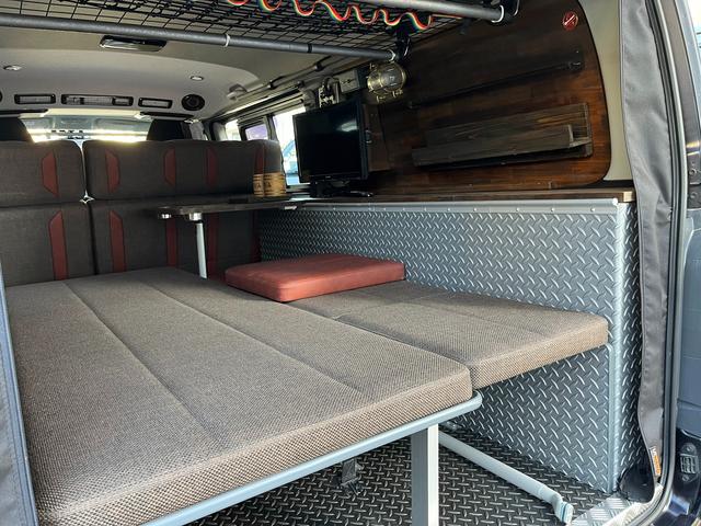 ハイエースバン スーパーＧＬ　ダークプライム　４型　ディーゼル　社外ナビ　ベッドキット　内装カスタム　ソーラーパネル　サブバッテリー　ＦＦヒーター　レカロシート　オーリンズＲサス　足回り改　バッドフェイス　２インチダウン　スライド式セカンドシート（63枚目）