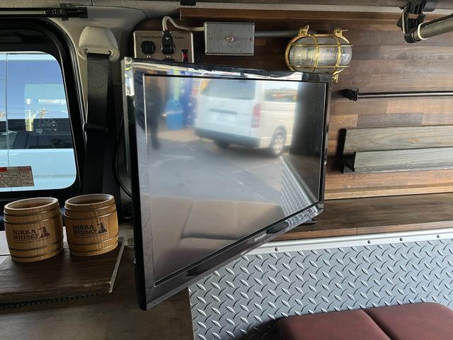 ハイエースバン スーパーＧＬ　ダークプライム　４型　ディーゼル　社外ナビ　ベッドキット　内装カスタム　ソーラーパネル　サブバッテリー　ＦＦヒーター　レカロシート　オーリンズＲサス　足回り改　バッドフェイス　２インチダウン　スライド式セカンドシート（64枚目）