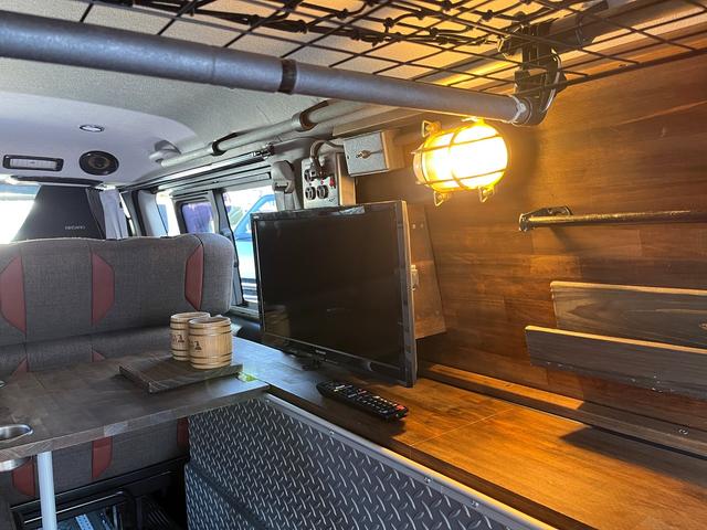 ハイエースバン スーパーＧＬ　ダークプライム　４型　ディーゼル　社外ナビ　ベッドキット　内装カスタム　ソーラーパネル　サブバッテリー　ＦＦヒーター　レカロシート　オーリンズＲサス　足回り改　バッドフェイス　２インチダウン　スライド式セカンドシート（65枚目）