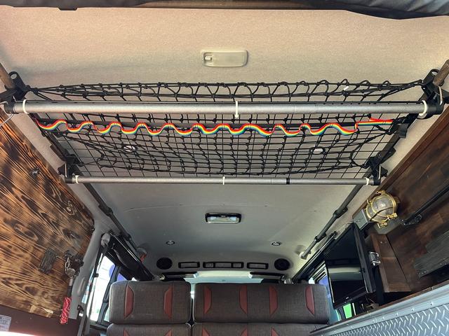 ハイエースバン スーパーＧＬ　ダークプライム　４型　ディーゼル　社外ナビ　ベッドキット　内装カスタム　ソーラーパネル　サブバッテリー　ＦＦヒーター　レカロシート　オーリンズＲサス　足回り改　バッドフェイス　２インチダウン　スライド式セカンドシート（68枚目）