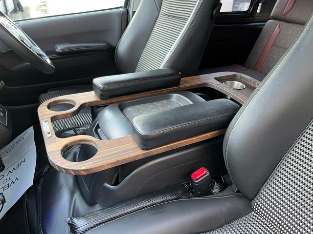 ハイエースバン スーパーＧＬ　ダークプライム　４型　ディーゼル　社外ナビ　ベッドキット　内装カスタム　ソーラーパネル　サブバッテリー　ＦＦヒーター　レカロシート　オーリンズＲサス　足回り改　バッドフェイス　２インチダウン　スライド式セカンドシート（78枚目）
