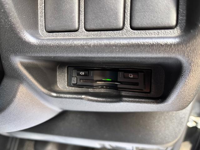 レジアスエースバン ロングＤＸ　ＧＬパッケージ　４型　３．０ディーゼル　５ナンバー１０人乗り公認改造　５ＭＴ　エアロ　１６インチアルミホイール　ローダウン　後席モニター　デジタルルームミラー　クルーズコントロール　社外ナビ　サブウーハー（22枚目）