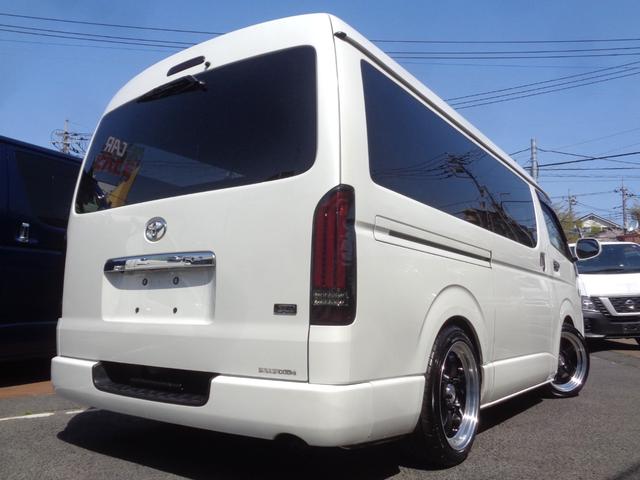 ロングワイドスーパーＧＬ　５０ＴＨアニバーサリーＬＴＤ５型２．８ＤＴ車内泊ナビＴＶ後席ＴＶＢカメラＥＴＣ横滑防止社外スロコンＡＣ１００Ｖ電動ドアスマートキーエアロＬＥＤライト１８ＡＷローダウンＬＥＤテール専用レザー黒木目ベット(5枚目)