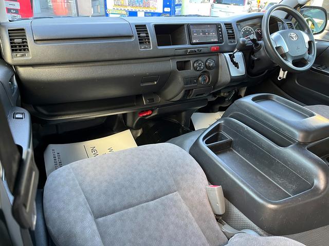 ハイエースバン ＳロングワイドＤＸ　５型　寒冷地仕様　４ＷＤ　純正ナビ　バックカメラ　ＥＴＣ　トヨタセーフティセンス　前席スーパーＧＬシート　電格ミラー　スライド窓　プライバシーガラス（8枚目）