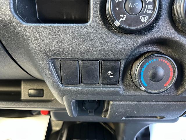 ハイエースバン ＳロングワイドＤＸ　５型　寒冷地仕様　４ＷＤ　純正ナビ　バックカメラ　ＥＴＣ　トヨタセーフティセンス　前席スーパーＧＬシート　電格ミラー　スライド窓　プライバシーガラス（13枚目）