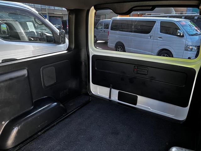 ハイエースバン スーパーGL ダークプライムII 7型 モデリスタフルエアロ 新15インチアルミホイール&H30タイヤ クリアランスソナー PKSB WエアB 窓フィルム デジタルルームミラー LED室内灯 パノラミックビュー トヨタセーフティセンス(68枚目)