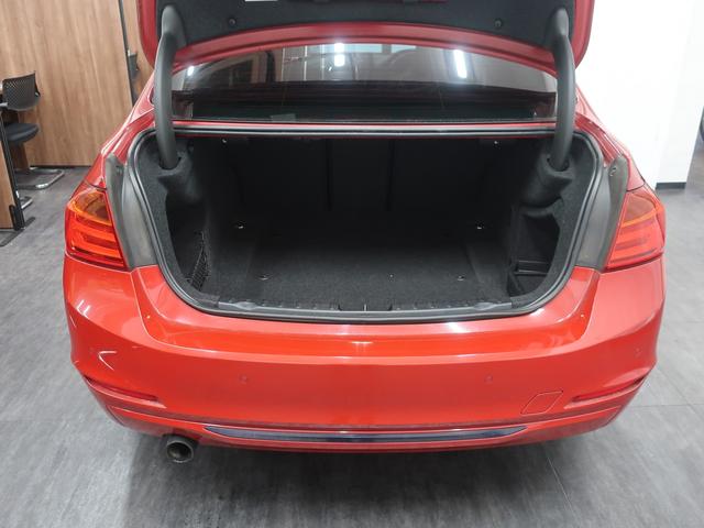 320i スポーツ 1オーナー HDDナビ Bカメラ コーナーセンサー キセノンヘッドライト スマートキー ルームミラー内蔵型ETC メモリーパワーシート プッシュエンジンスタート アイドリングストップ スポーツシート(7枚目)