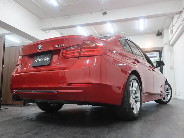 320i スポーツ 1オーナー HDDナビ Bカメラ コーナーセンサー キセノンヘッドライト スマートキー ルームミラー内蔵型ETC メモリーパワーシート プッシュエンジンスタート アイドリングストップ スポーツシート(8枚目)