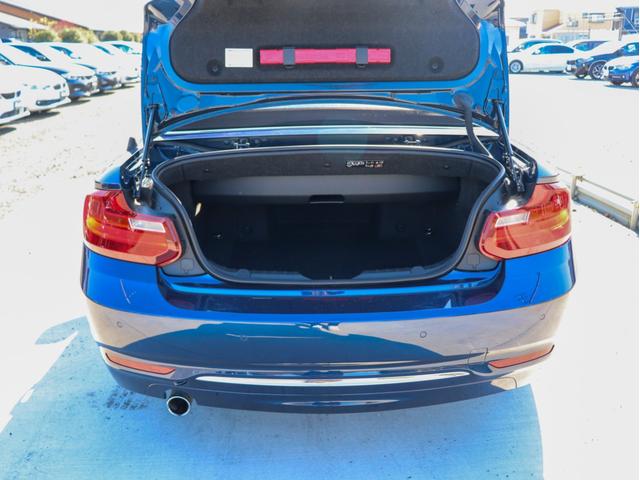 ２シリーズ ２２０ｉカブリオレ　ラグジュアリー　オイスターレザーシート、シートヒーター、Ｍパワーシート、クルーズコントロール、キセノンヘッドライト＆フォグランプ、ミラーＥＴＣ、Ｂカメラ＆ＰＤＣ、コンフォートアクセス、Ｂｌｕｅｔｏｏｔｈオーディオ（9枚目）