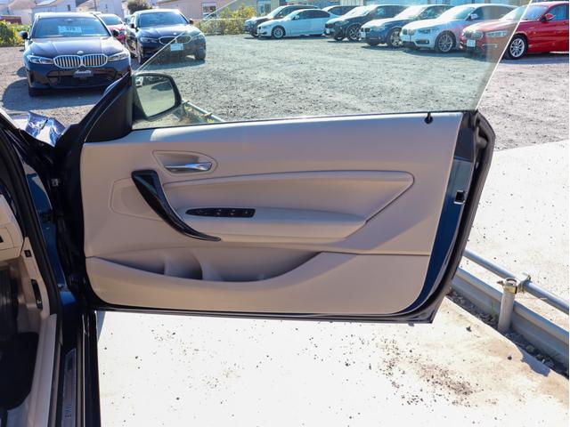 ２シリーズ ２２０ｉカブリオレ　ラグジュアリー　オイスターレザーシート、シートヒーター、Ｍパワーシート、クルーズコントロール、キセノンヘッドライト＆フォグランプ、ミラーＥＴＣ、Ｂカメラ＆ＰＤＣ、コンフォートアクセス、Ｂｌｕｅｔｏｏｔｈオーディオ（61枚目）