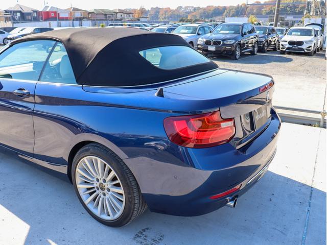 ２シリーズ ２２０ｉカブリオレ　ラグジュアリー　オイスターレザーシート、シートヒーター、Ｍパワーシート、クルーズコントロール、キセノンヘッドライト＆フォグランプ、ミラーＥＴＣ、Ｂカメラ＆ＰＤＣ、コンフォートアクセス、Ｂｌｕｅｔｏｏｔｈオーディオ（75枚目）